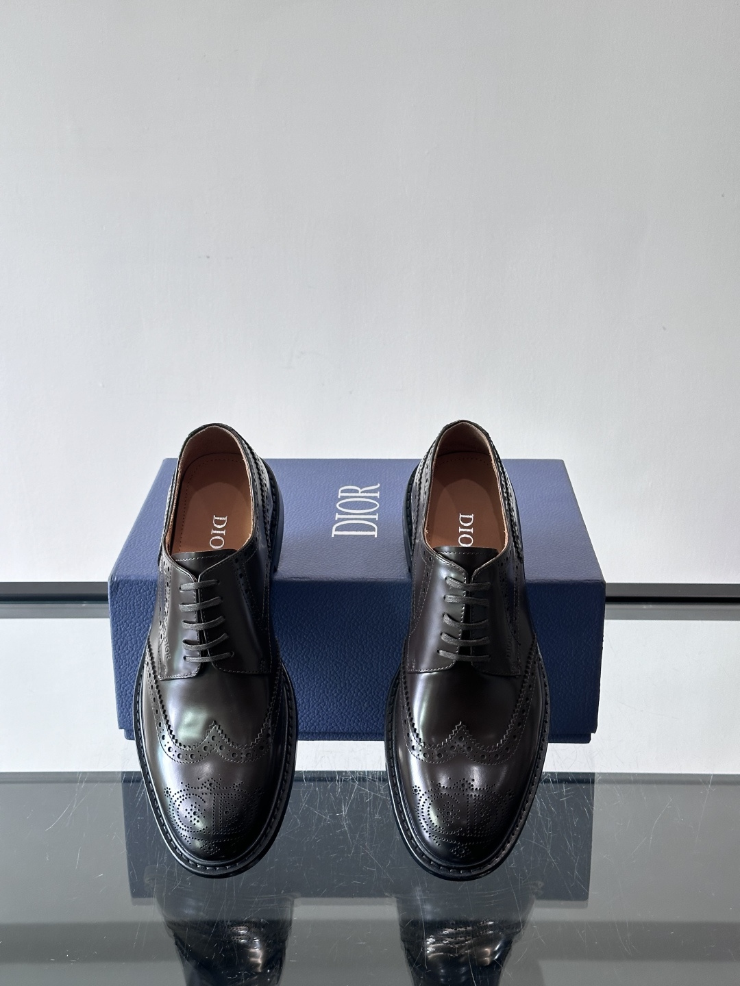 Dior男士正装真皮大底皮鞋，进口头层牛皮，内里小牛皮，小牛皮垫脚有效吸汗透气。进口真皮胚底层，透气性好