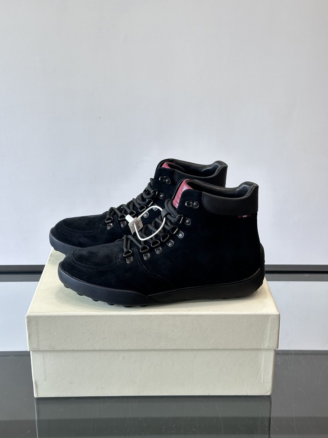 Bally男士复古马丁靴这双复古马丁靴采用柔软牛皮革，表面光滑细腻，不易留折痕。经典系带+金属孔眼设计，