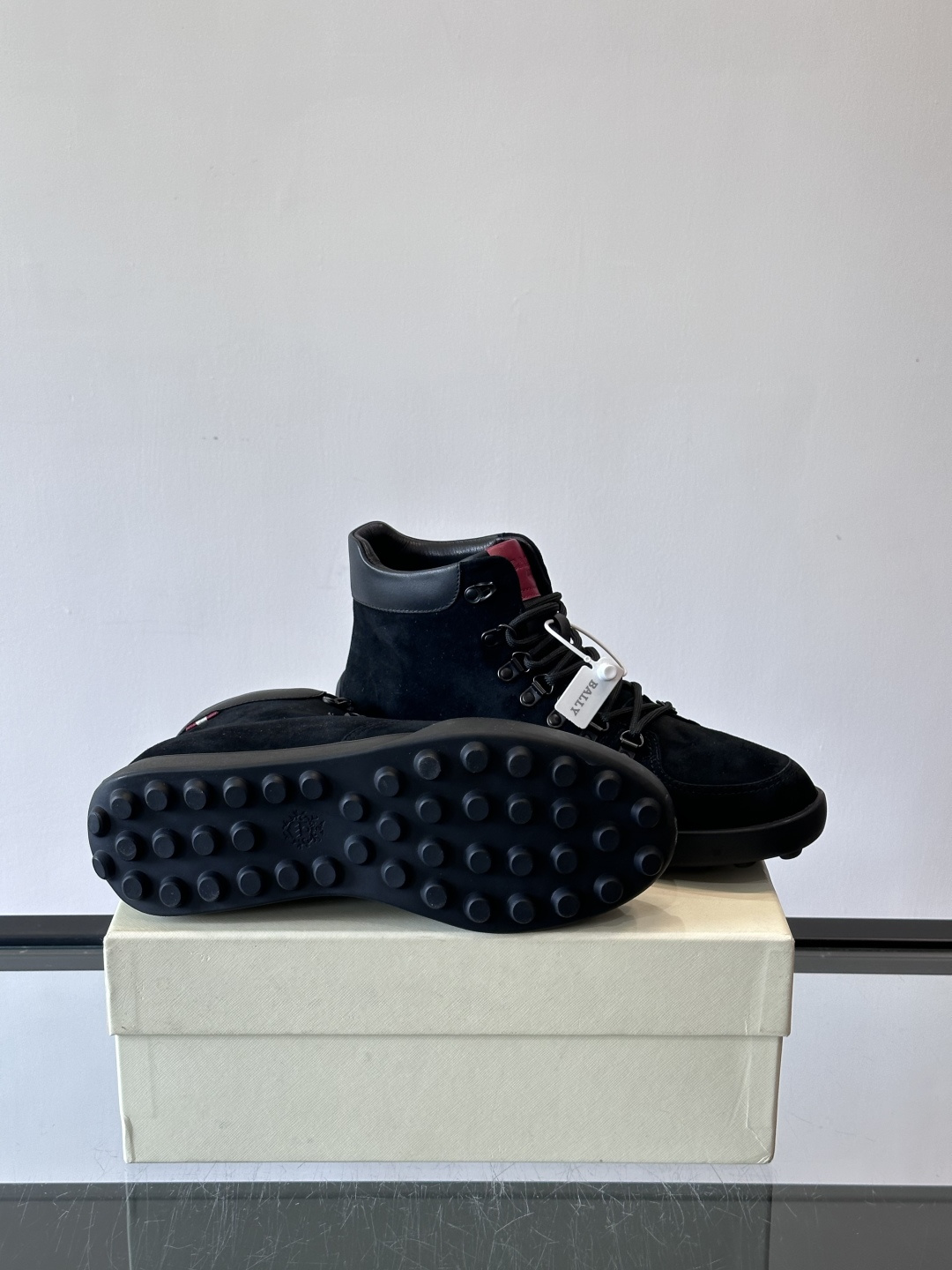 Bally男士复古马丁靴这双复古马丁靴采用柔软牛皮革，表面光滑细腻，不易留折痕。经典系带+金属孔眼设计，