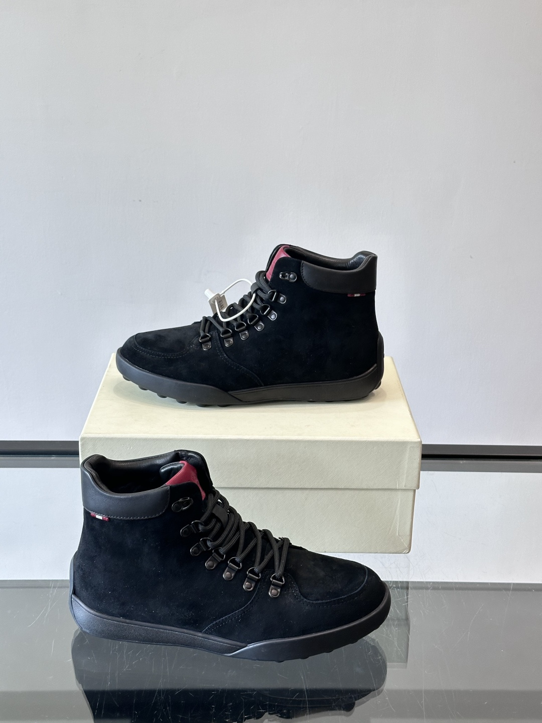 Bally男士复古马丁靴这双复古马丁靴采用柔软牛皮革，表面光滑细腻，不易留折痕。经典系带+金属孔眼设计，