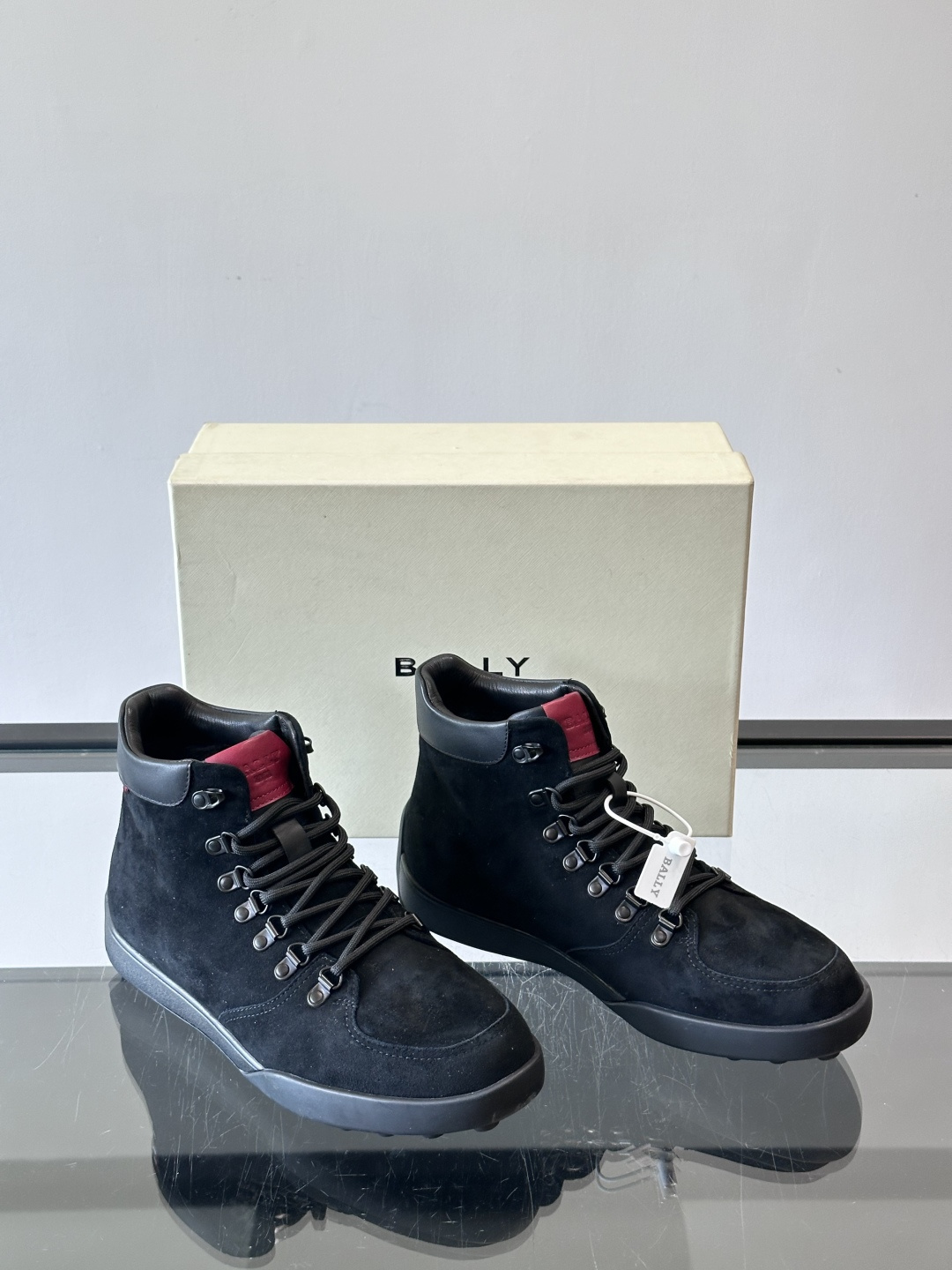 Bally男士复古马丁靴这双复古马丁靴采用柔软牛皮革，表面光滑细腻，不易留折痕。经典系带+金属孔眼设计，