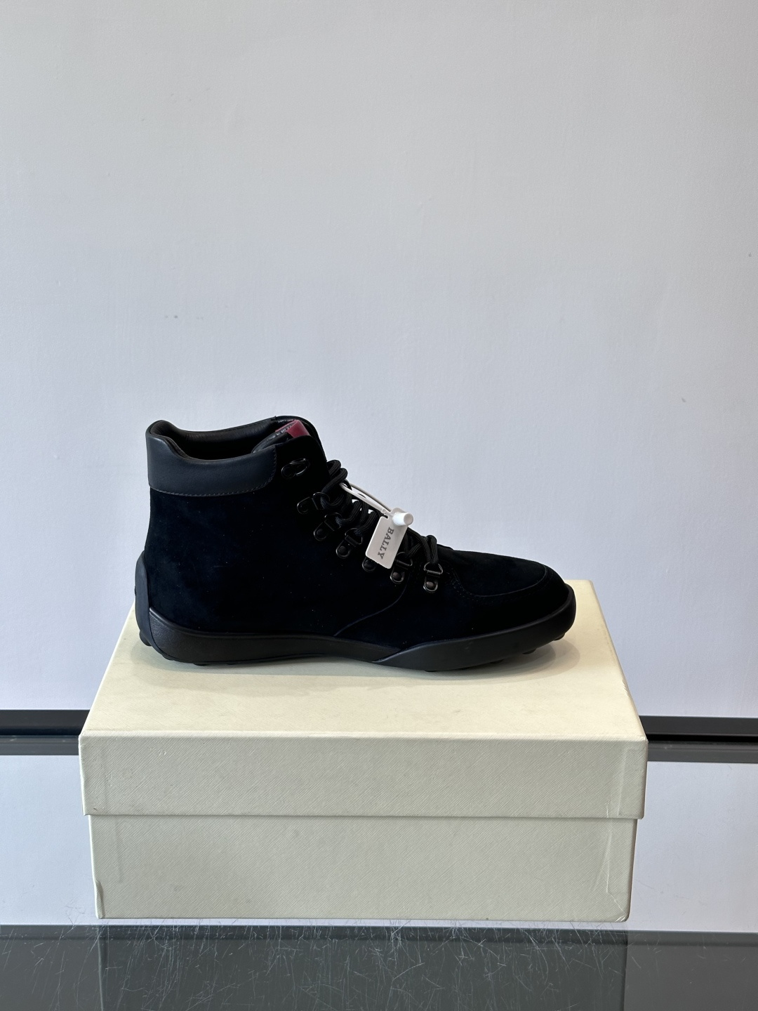 Bally男士复古马丁靴这双复古马丁靴采用柔软牛皮革，表面光滑细腻，不易留折痕。经典系带+金属孔眼设计，