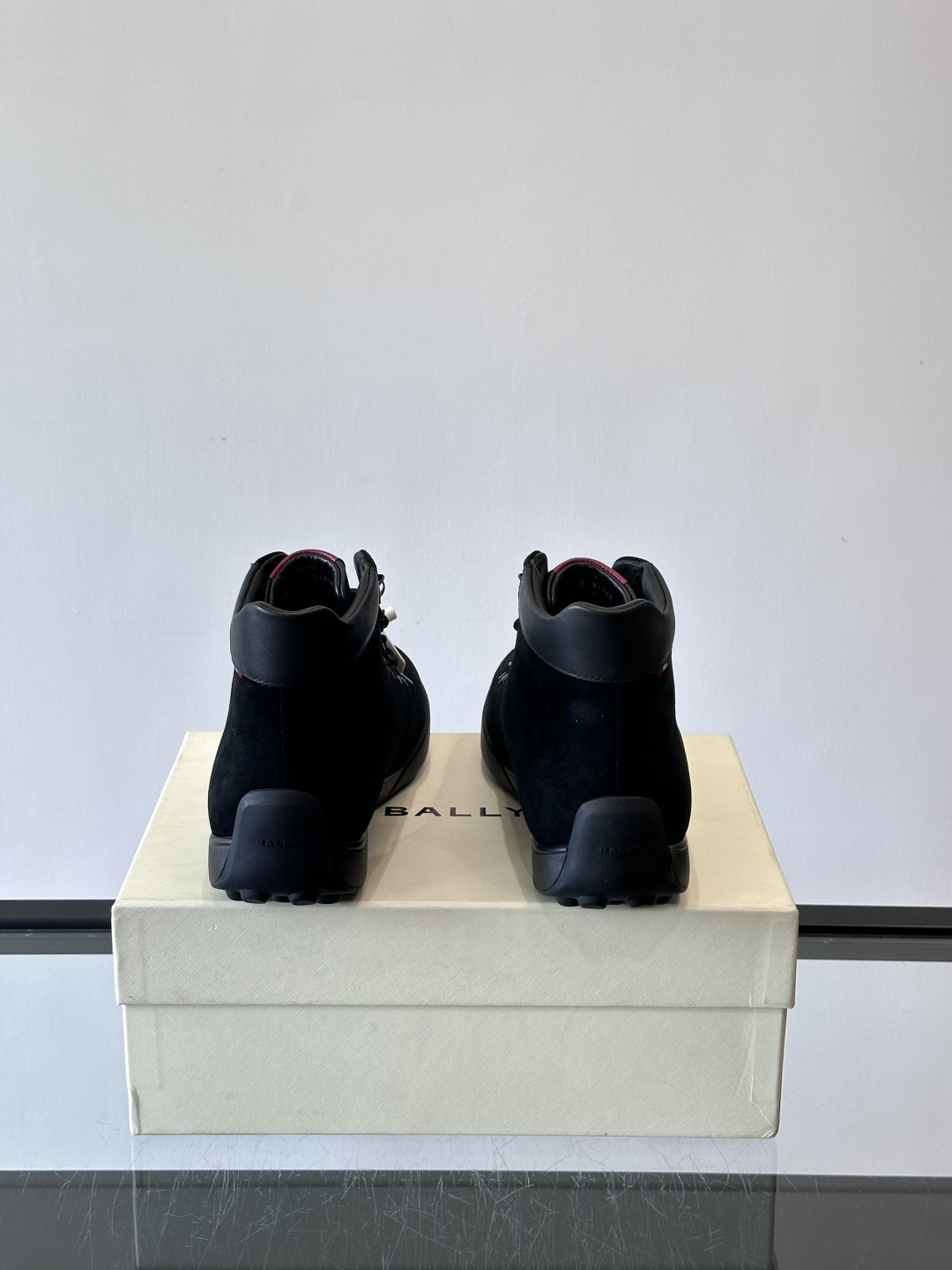 Bally男士复古马丁靴这双复古马丁靴采用柔软牛皮革，表面光滑细腻，不易留折痕。经典系带+金属孔眼设计，