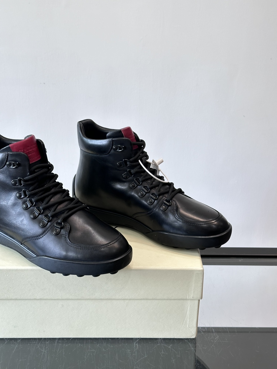 Bally男士复古马丁靴这双复古马丁靴采用柔软牛皮革，表面光滑细腻，不易留折痕。经典系带+金属孔眼设计，