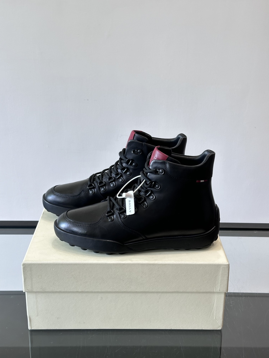 Bally男士复古马丁靴这双复古马丁靴采用柔软牛皮革，表面光滑细腻，不易留折痕。经典系带+金属孔眼设计，