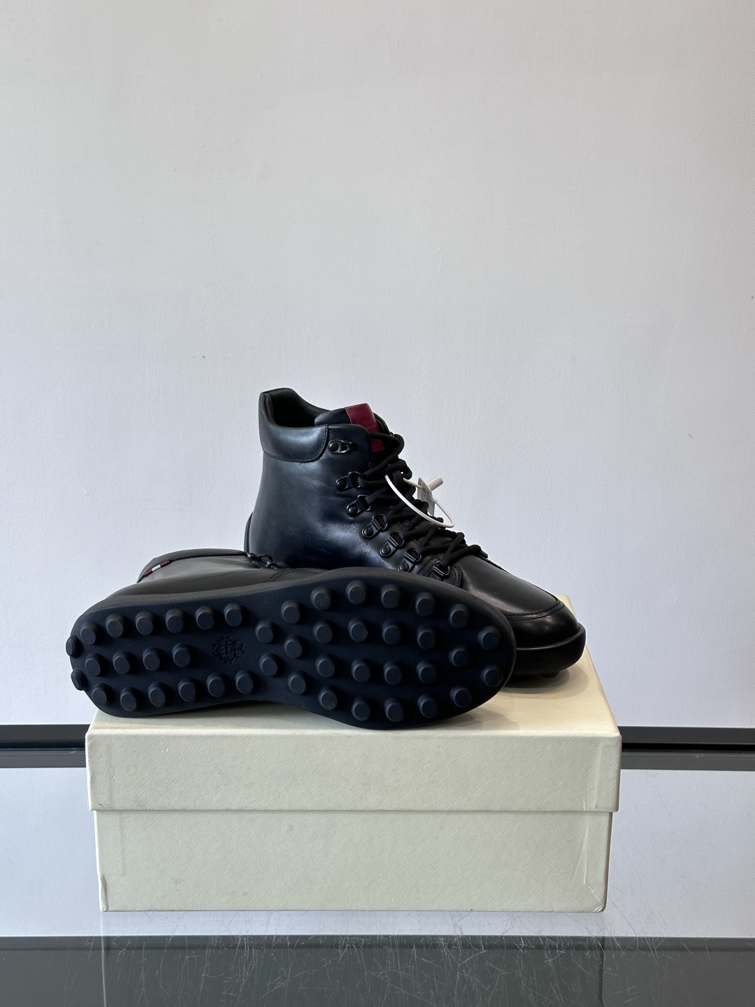 Bally男士复古马丁靴这双复古马丁靴采用柔软牛皮革，表面光滑细腻，不易留折痕。经典系带+金属孔眼设计，