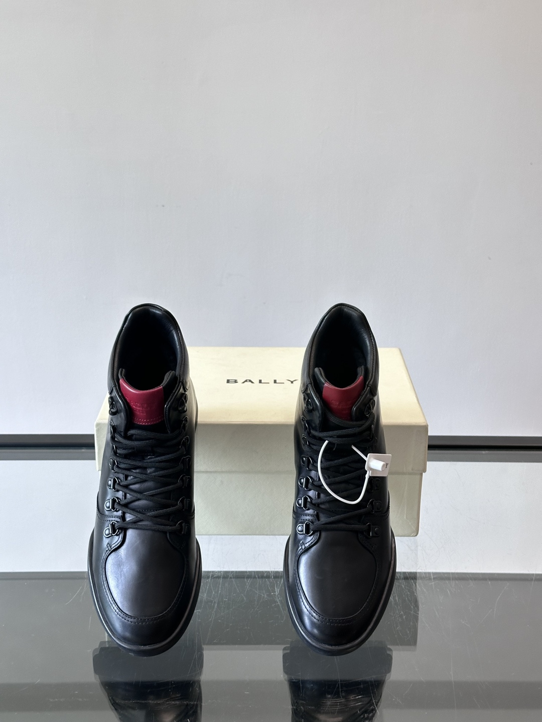 Bally男士复古马丁靴这双复古马丁靴采用柔软牛皮革，表面光滑细腻，不易留折痕。经典系带+金属孔眼设计，