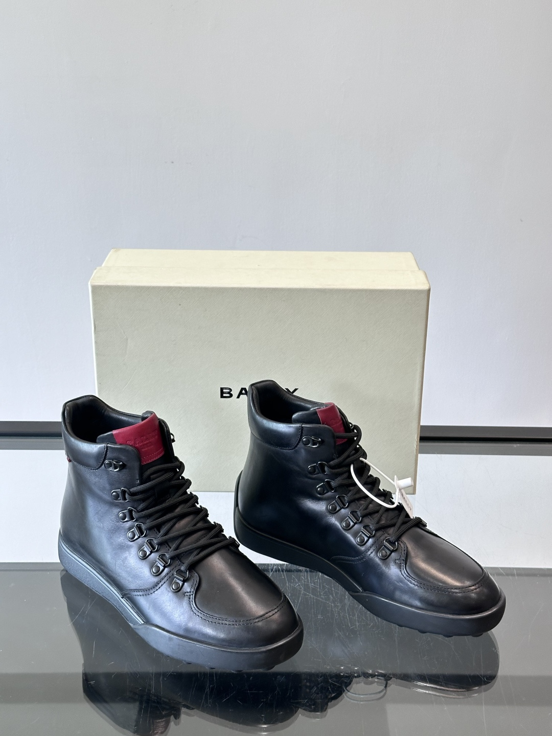 Bally男士复古马丁靴这双复古马丁靴采用柔软牛皮革，表面光滑细腻，不易留折痕。经典系带+金属孔眼设计，