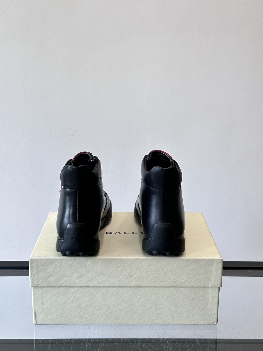 Bally男士复古马丁靴这双复古马丁靴采用柔软牛皮革，表面光滑细腻，不易留折痕。经典系带+金属孔眼设计，
