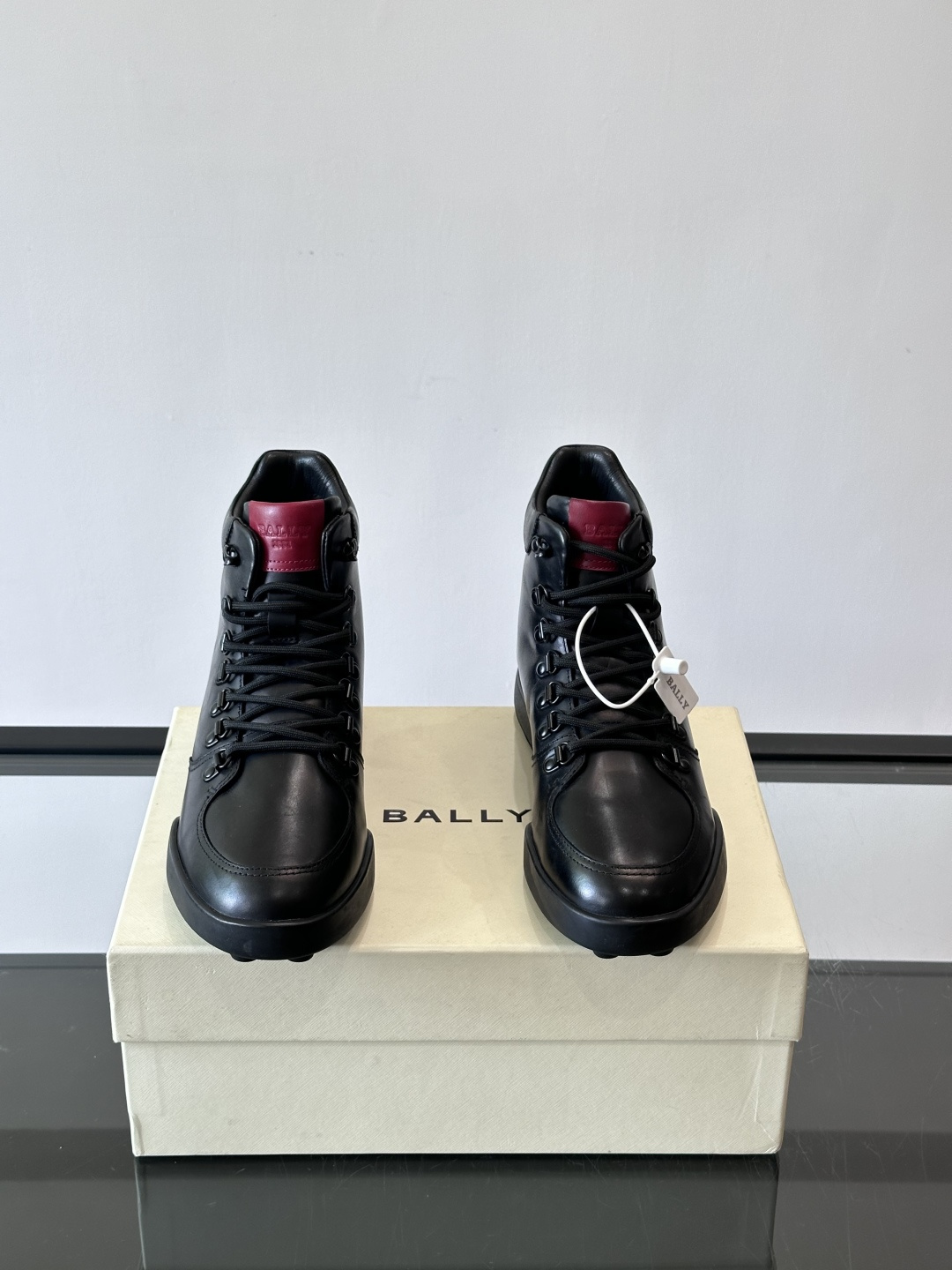 Bally男士复古马丁靴这双复古马丁靴采用柔软牛皮革，表面光滑细腻，不易留折痕。经典系带+金属孔眼设计，