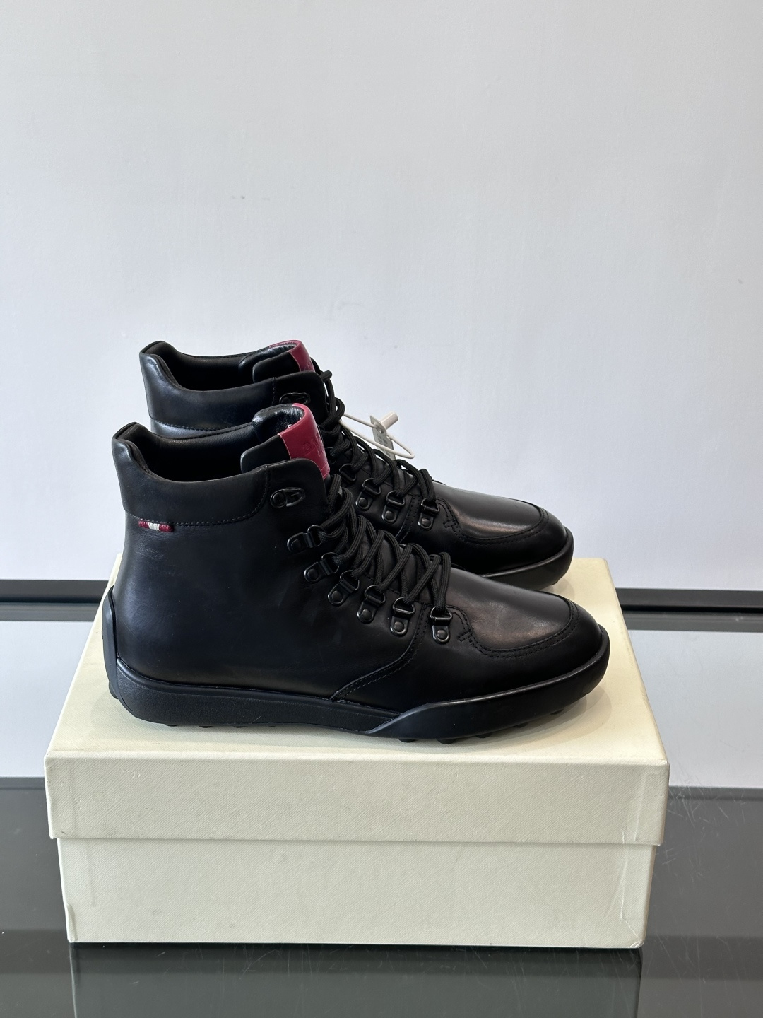 Bally男士复古马丁靴这双复古马丁靴采用柔软牛皮革，表面光滑细腻，不易留折痕。经典系带+金属孔眼设计，