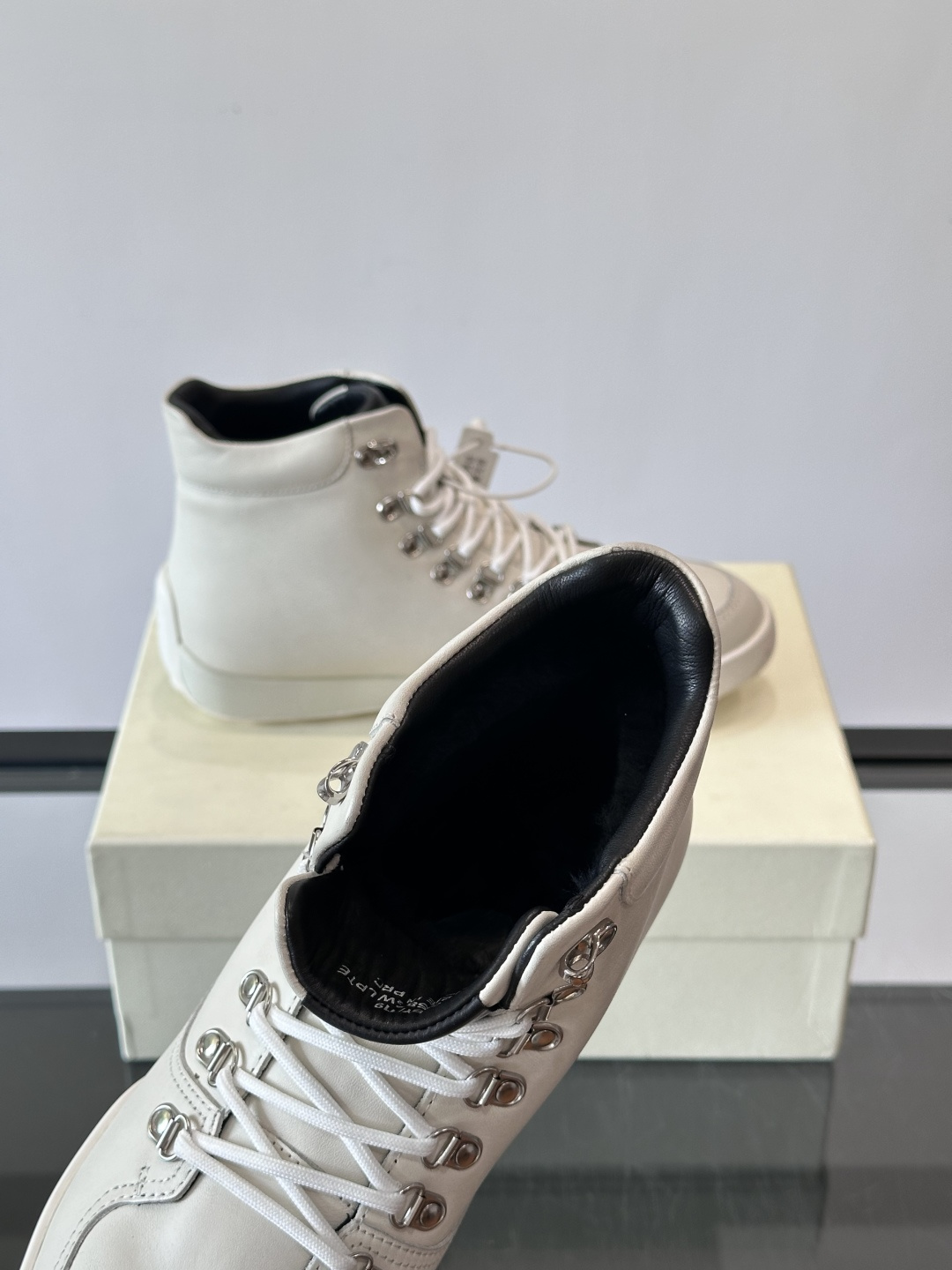 Bally男士复古马丁靴这双复古马丁靴采用柔软牛皮革，表面光滑细腻，不易留折痕。经典系带+金属孔眼设计，