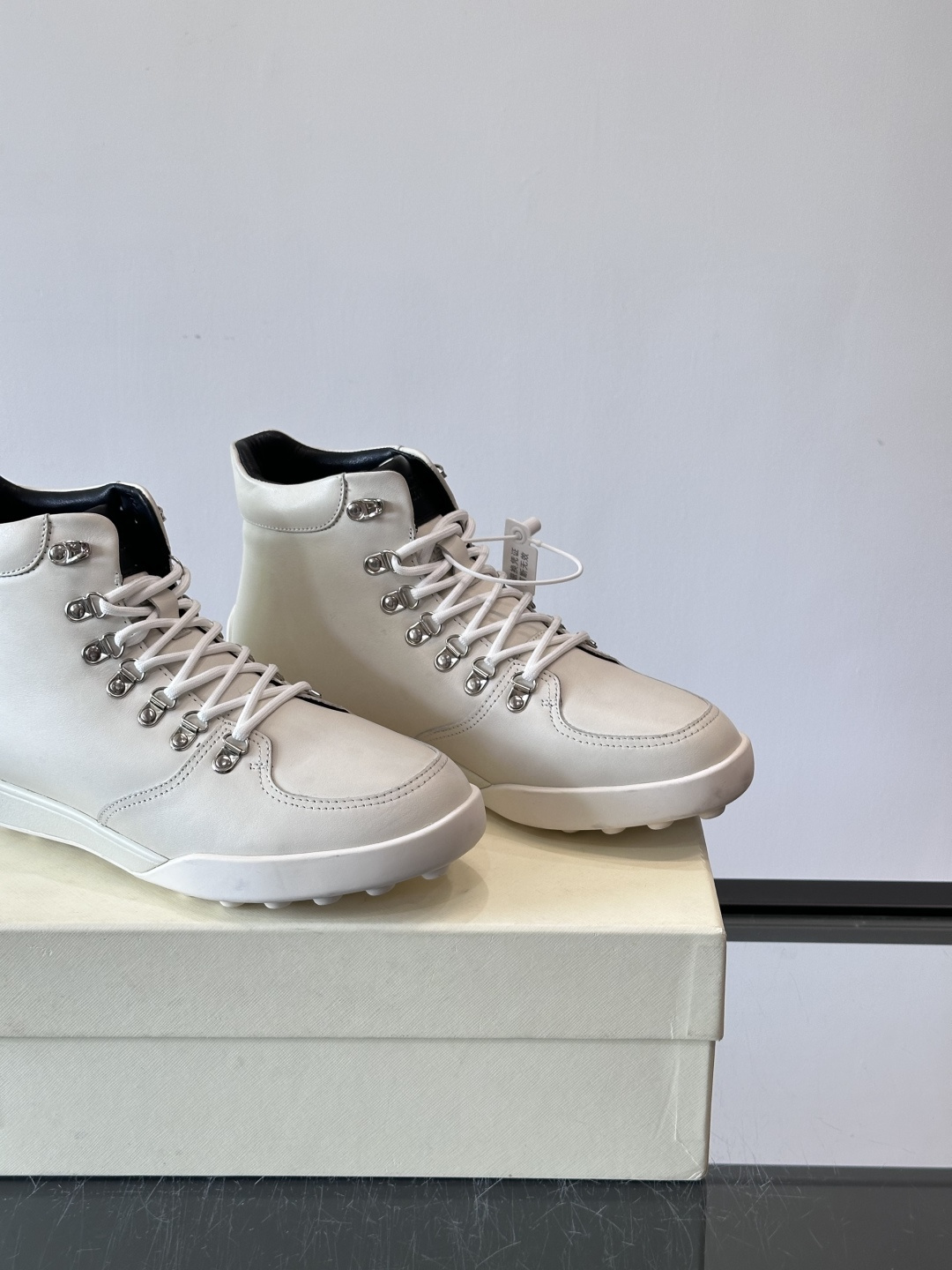 Bally男士复古马丁靴这双复古马丁靴采用柔软牛皮革，表面光滑细腻，不易留折痕。经典系带+金属孔眼设计，