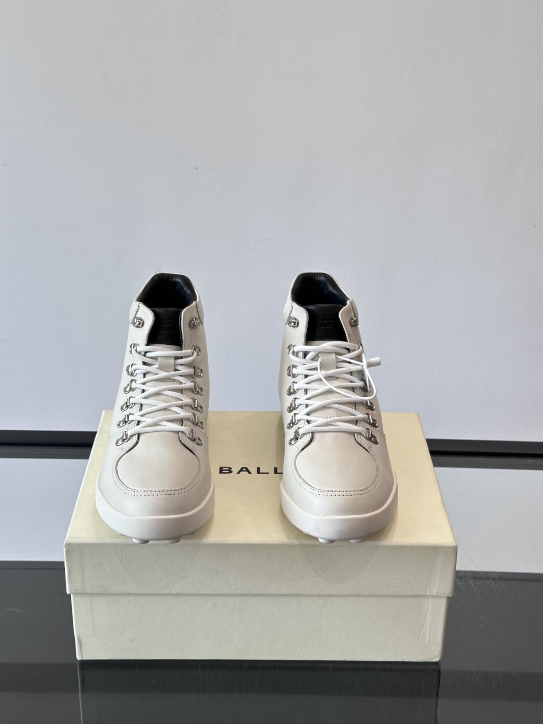 Bally男士复古马丁靴这双复古马丁靴采用柔软牛皮革，表面光滑细腻，不易留折痕。经典系带+金属孔眼设计，