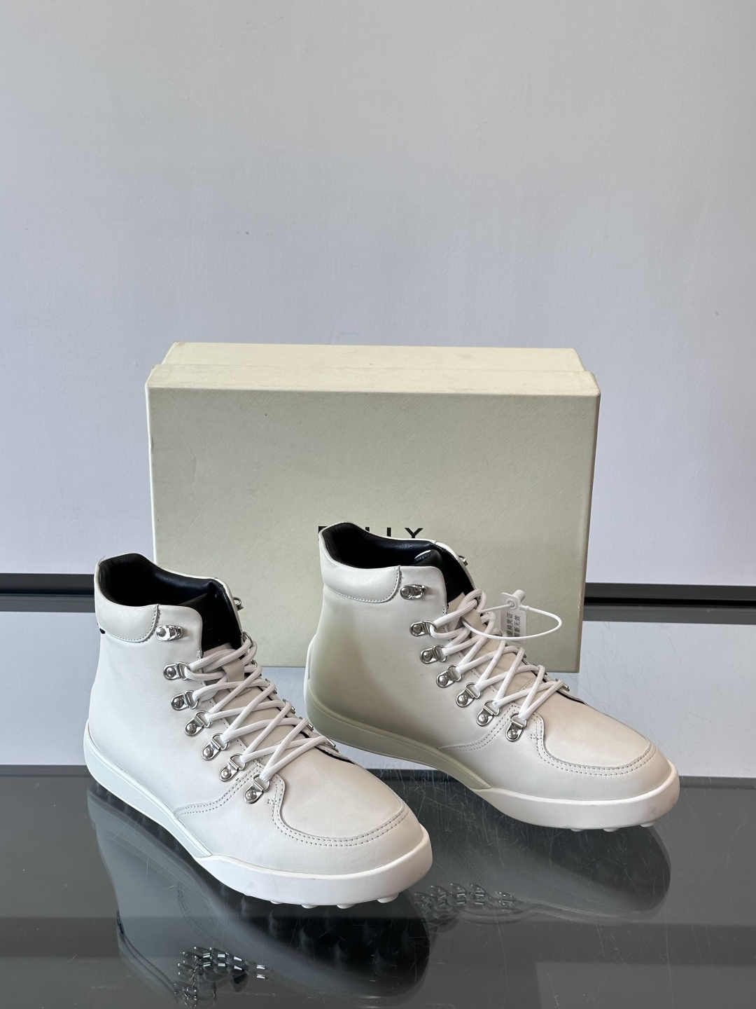 Bally男士复古马丁靴这双复古马丁靴采用柔软牛皮革，表面光滑细腻，不易留折痕。经典系带+金属孔眼设计，