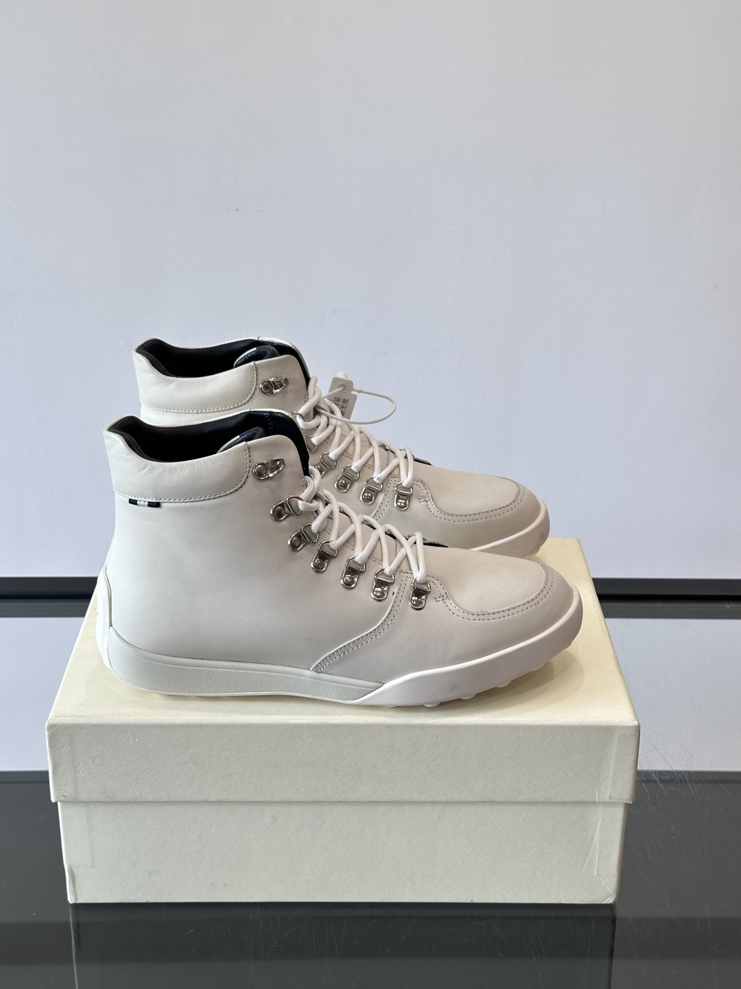 Bally男士复古马丁靴这双复古马丁靴采用柔软牛皮革，表面光滑细腻，不易留折痕。经典系带+金属孔眼设计，