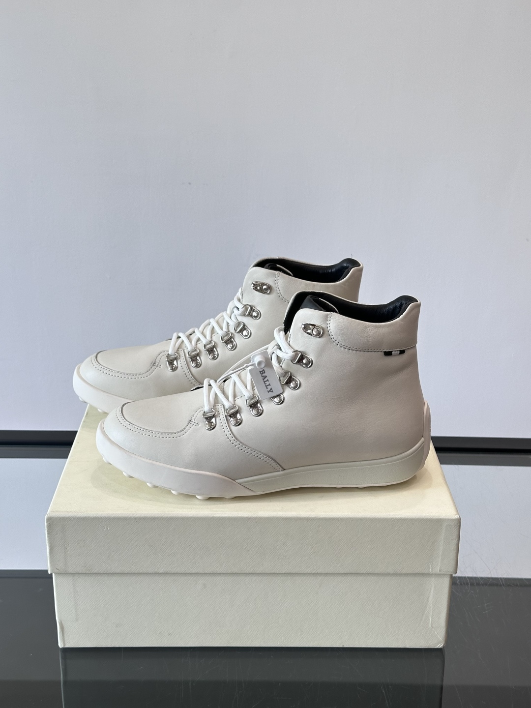 Bally男士复古马丁靴这双复古马丁靴采用柔软牛皮革，表面光滑细腻，不易留折痕。经典系带+金属孔眼设计，