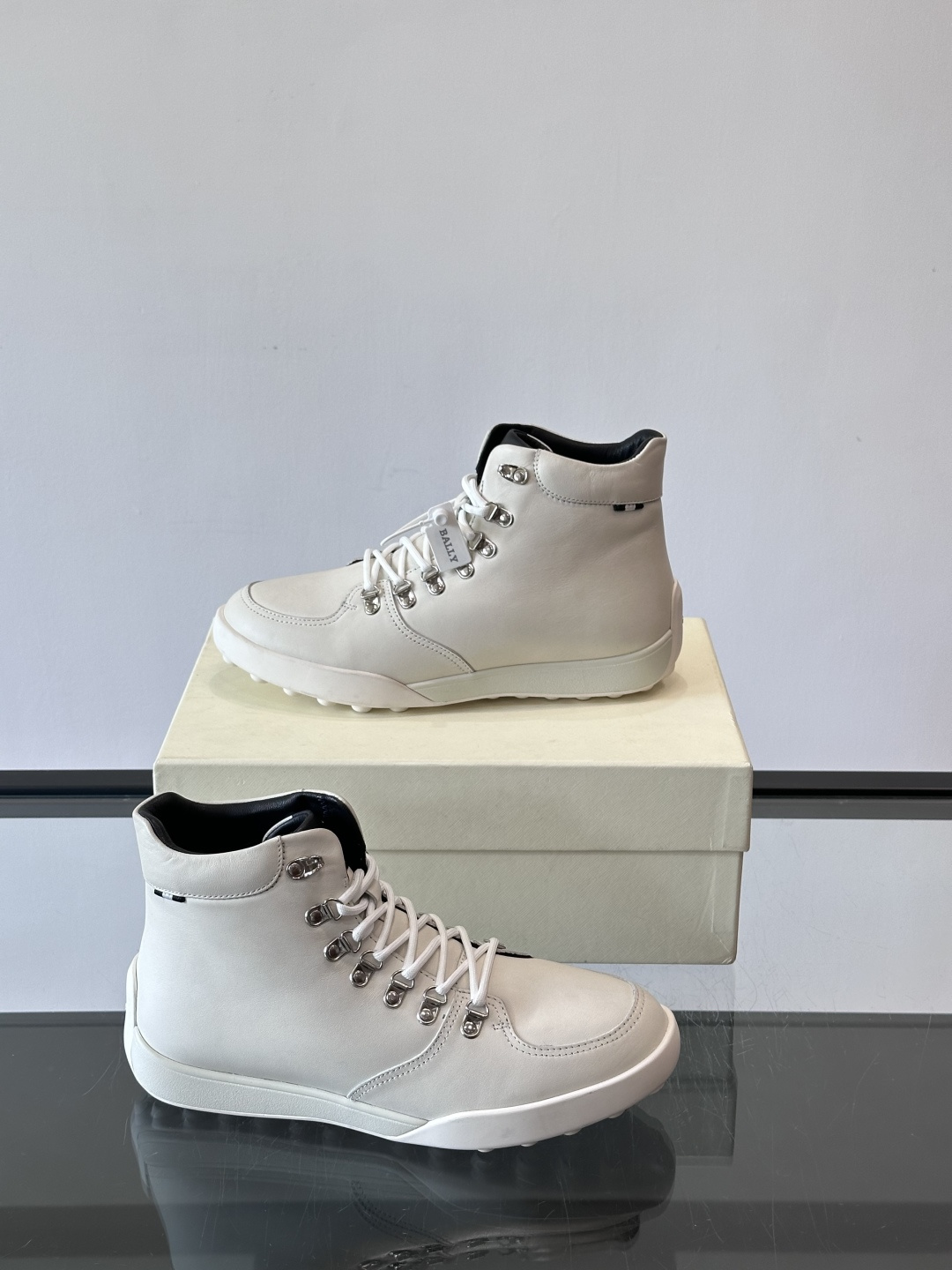 Bally男士复古马丁靴这双复古马丁靴采用柔软牛皮革，表面光滑细腻，不易留折痕。经典系带+金属孔眼设计，