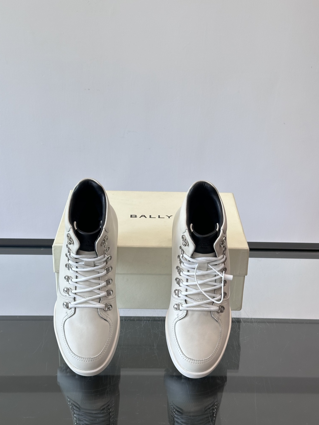 Bally男士复古马丁靴这双复古马丁靴采用柔软牛皮革，表面光滑细腻，不易留折痕。经典系带+金属孔眼设计，