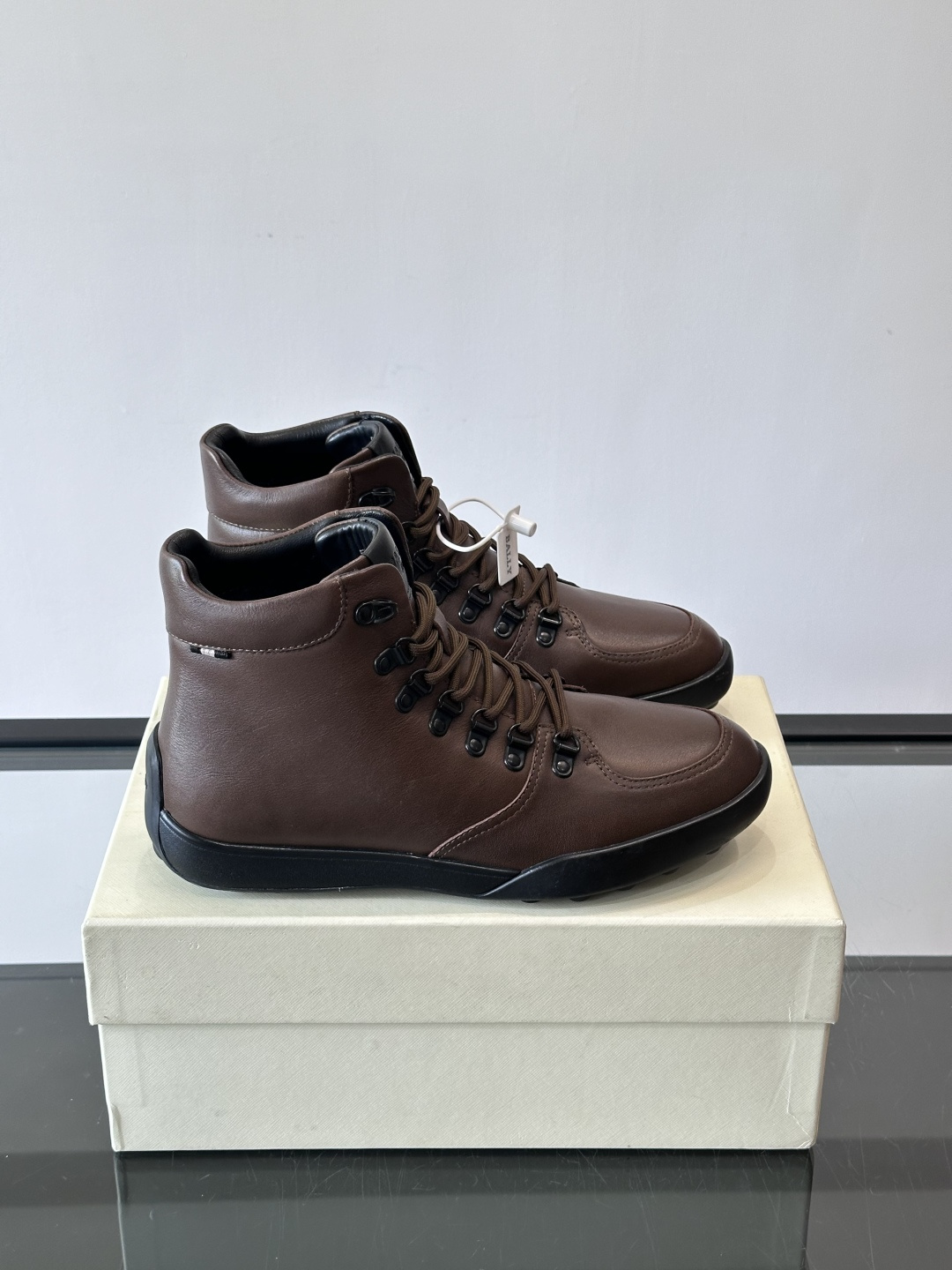 NO:639543,Bally men's retro Martin boots. This pair of retro Martin boots is made of soft cow leather, with a smooth and delicate surface that is not easy to leave creases. The classic lace + metal eyelet design, the rubber sole is non-slip and wear-resistant, which is very suitable for autumn and winter. The interior is soft, light and comfortable to wear, and you are not tired after walking for a long time. The retro style is great with industrial style or casual style, fashionable and practical, size38-45 (customized at 38.45), boots, cowhide19860909Bally男士复古马丁靴 这双复古马丁靴采用柔软牛皮革,表面光滑细腻,不易留折痕.经典系带+金属孔眼设计,鞋底橡胶防滑耐磨,秋冬穿搭超合适 .内里柔软,穿着轻便舒适,长时间走路也不累.复古风格,搭配工业风或休闲风都很出彩,时尚又实用 ,size38-45（38.45定做）,,boots,cowhide,Men's shoes