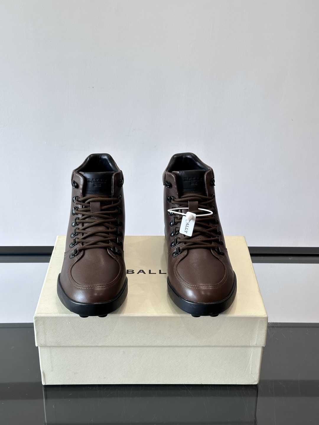 Bally男士复古马丁靴这双复古马丁靴采用柔软牛皮革，表面光滑细腻，不易留折痕。经典系带+金属孔眼设计，