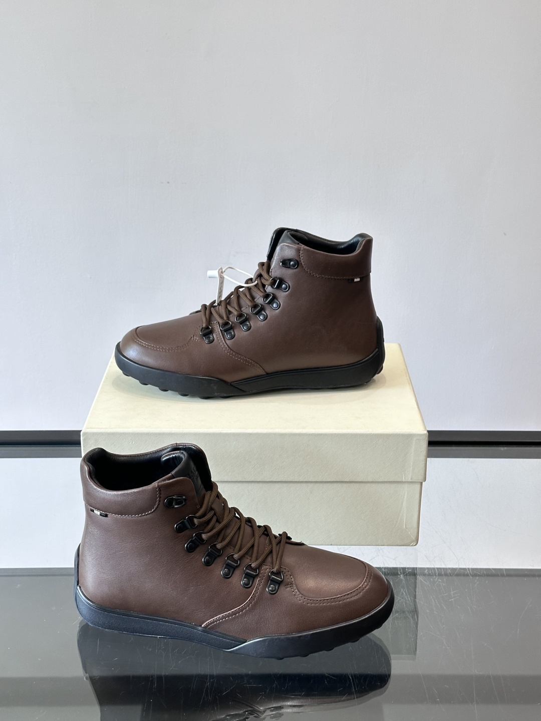 Bally男士复古马丁靴这双复古马丁靴采用柔软牛皮革，表面光滑细腻，不易留折痕。经典系带+金属孔眼设计，