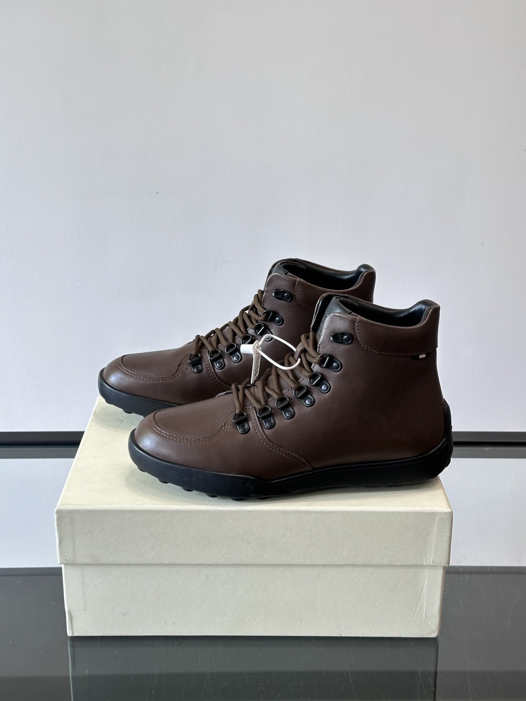 Bally男士复古马丁靴这双复古马丁靴采用柔软牛皮革，表面光滑细腻，不易留折痕。经典系带+金属孔眼设计，