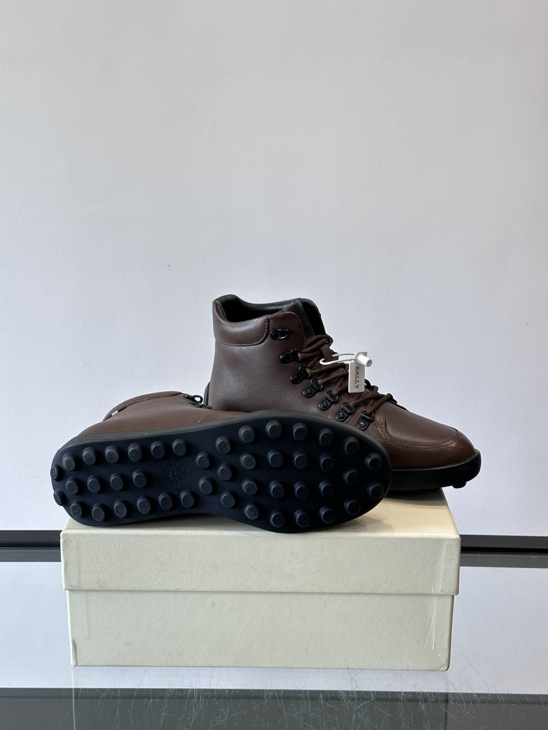 Bally男士复古马丁靴这双复古马丁靴采用柔软牛皮革，表面光滑细腻，不易留折痕。经典系带+金属孔眼设计，