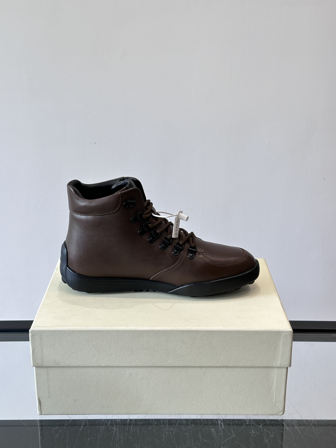 Bally男士复古马丁靴这双复古马丁靴采用柔软牛皮革，表面光滑细腻，不易留折痕。经典系带+金属孔眼设计，