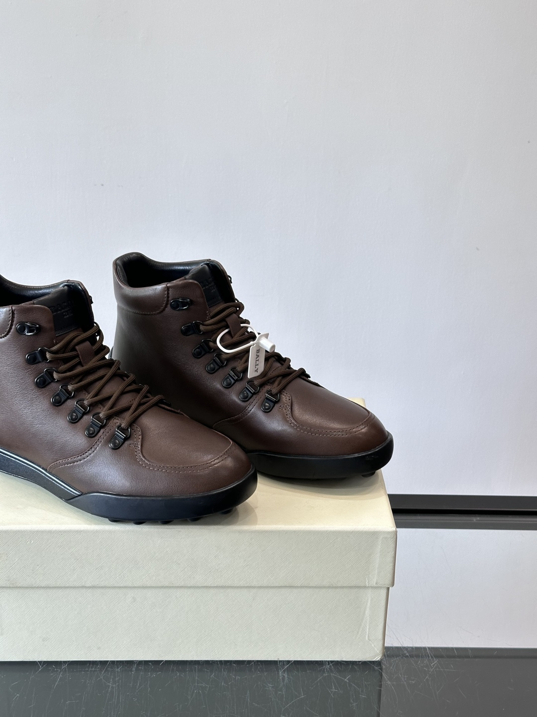 Bally男士复古马丁靴这双复古马丁靴采用柔软牛皮革，表面光滑细腻，不易留折痕。经典系带+金属孔眼设计，