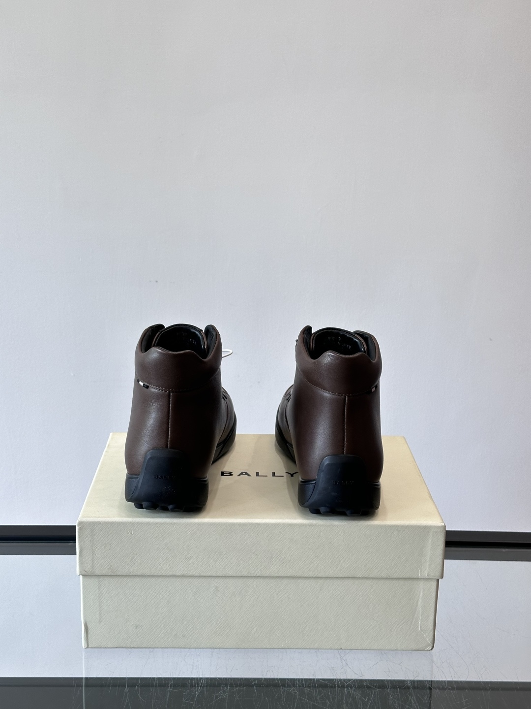 Bally男士复古马丁靴这双复古马丁靴采用柔软牛皮革，表面光滑细腻，不易留折痕。经典系带+金属孔眼设计，