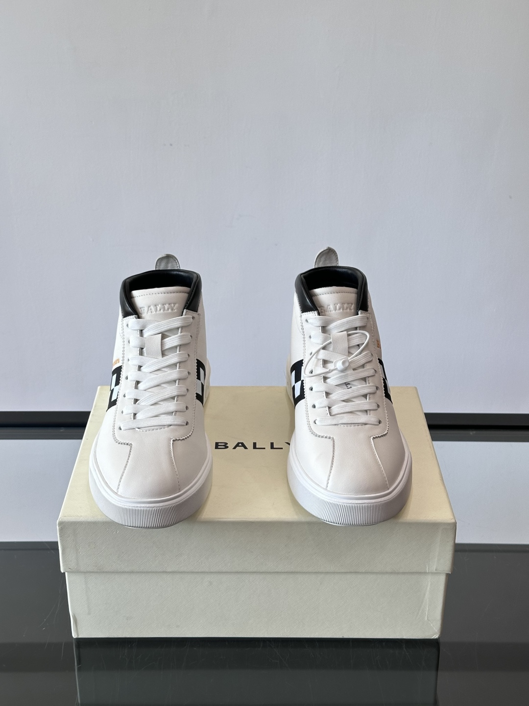 Bally Vagabondage系列男士高帮运动鞋，牛皮革鞋面，侧面黑色菱格纹+logo，辨识度超高。