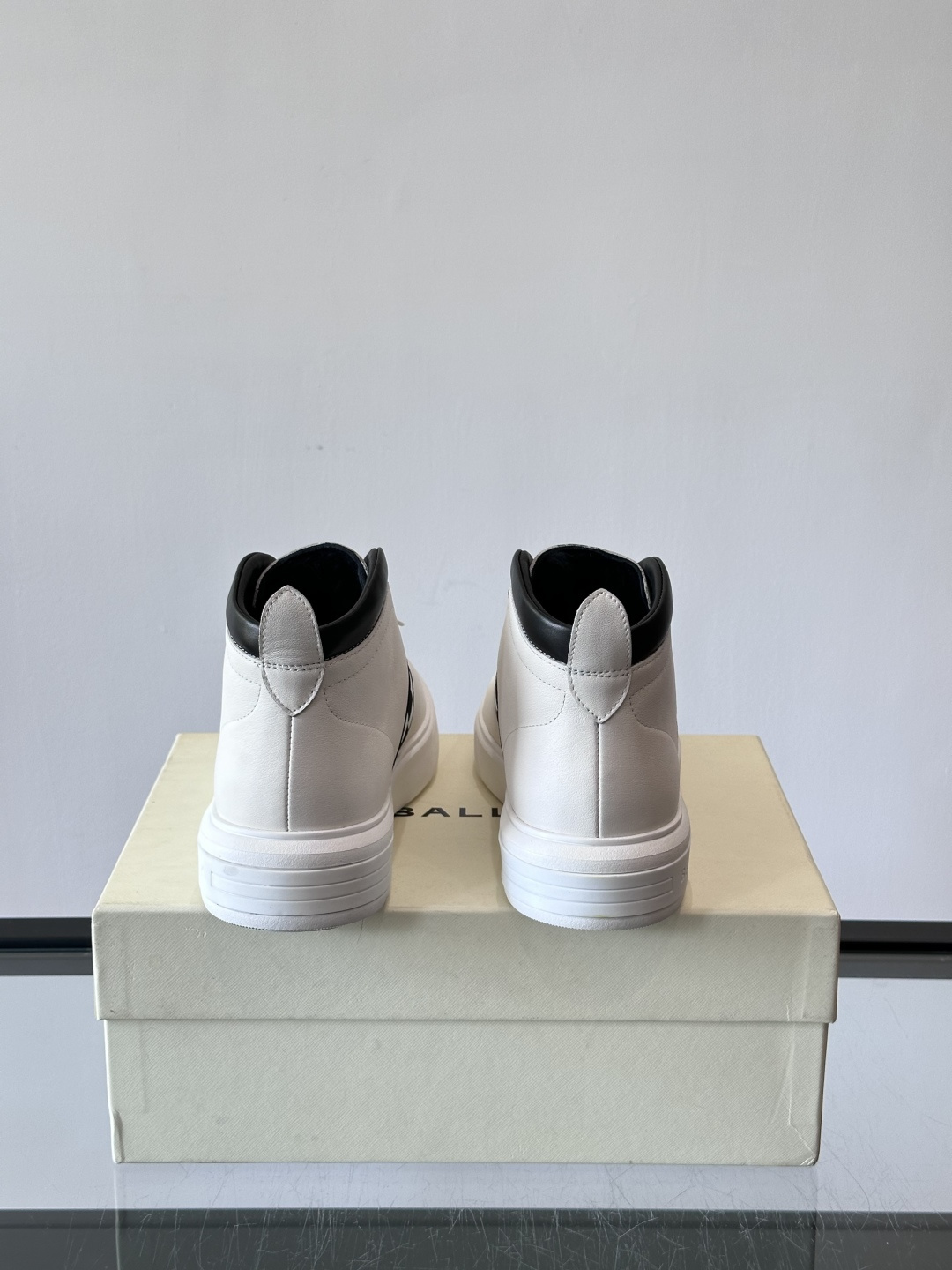 Bally Vagabondage系列男士高帮运动鞋，牛皮革鞋面，侧面黑色菱格纹+logo，辨识度超高。