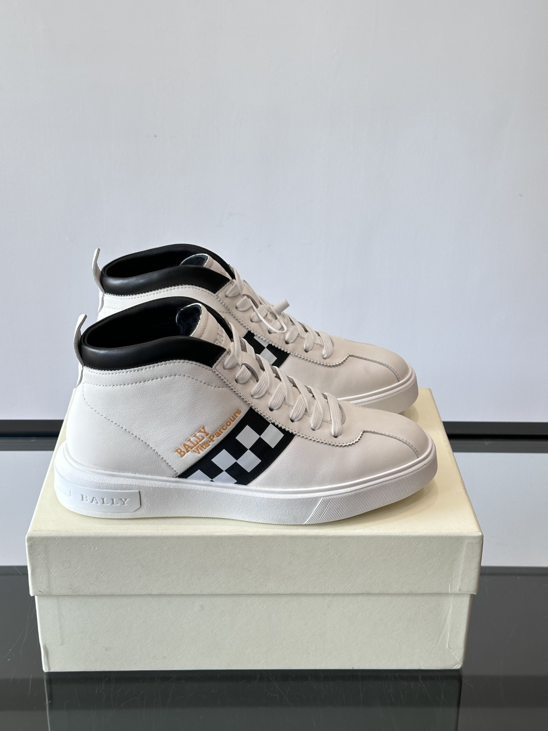 Bally Vagabondage系列男士高帮运动鞋，牛皮革鞋面，侧面黑色菱格纹+logo，辨识度超高。