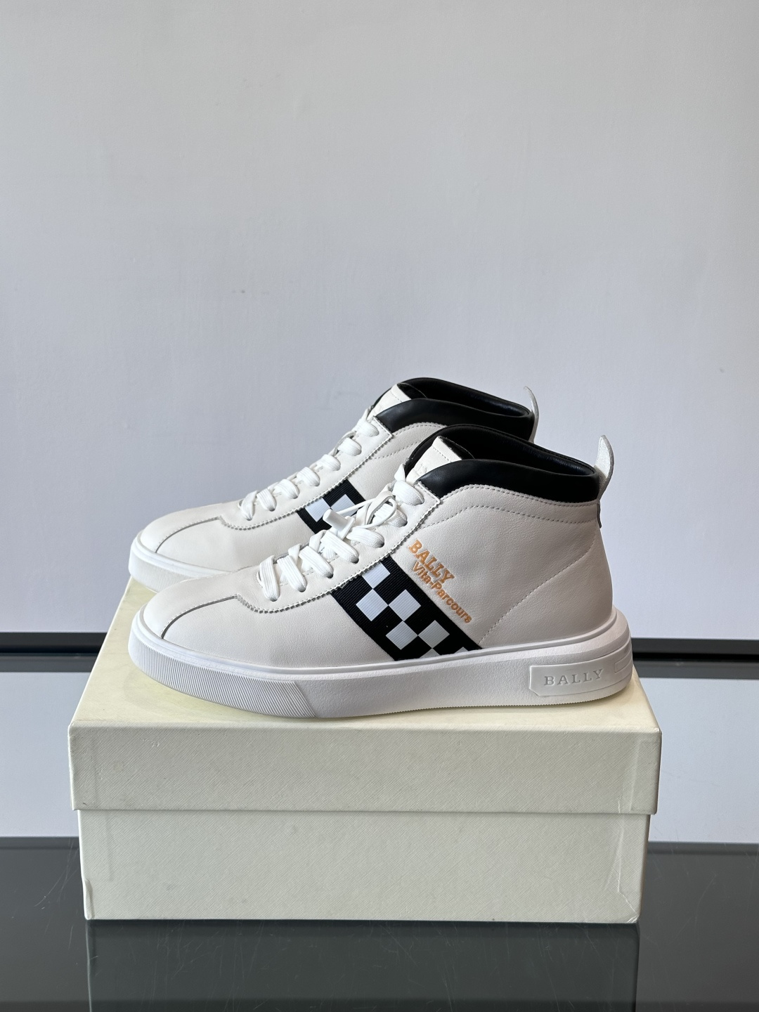 Bally Vagabondage系列男士高帮运动鞋，牛皮革鞋面，侧面黑色菱格纹+logo，辨识度超高。