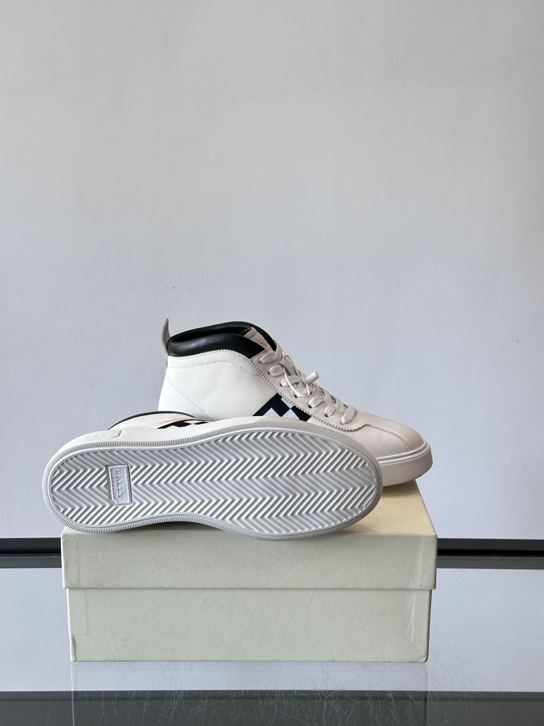 Bally Vagabondage系列男士高帮运动鞋，牛皮革鞋面，侧面黑色菱格纹+logo，辨识度超高。