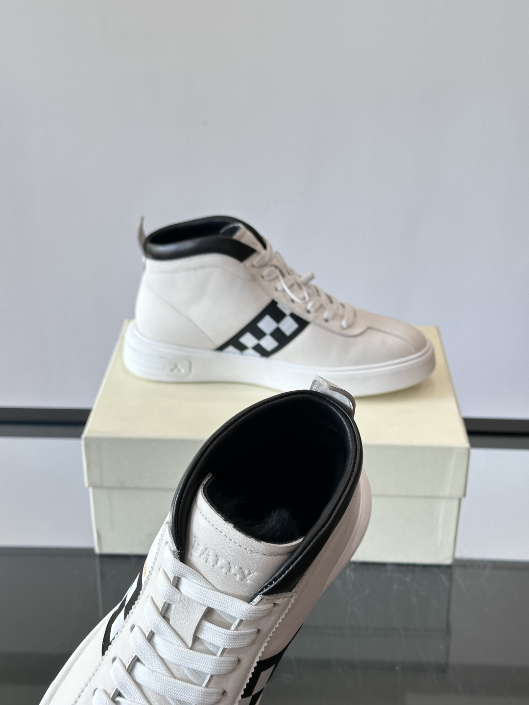 Bally Vagabondage系列男士高帮运动鞋，牛皮革鞋面，侧面黑色菱格纹+logo，辨识度超高。