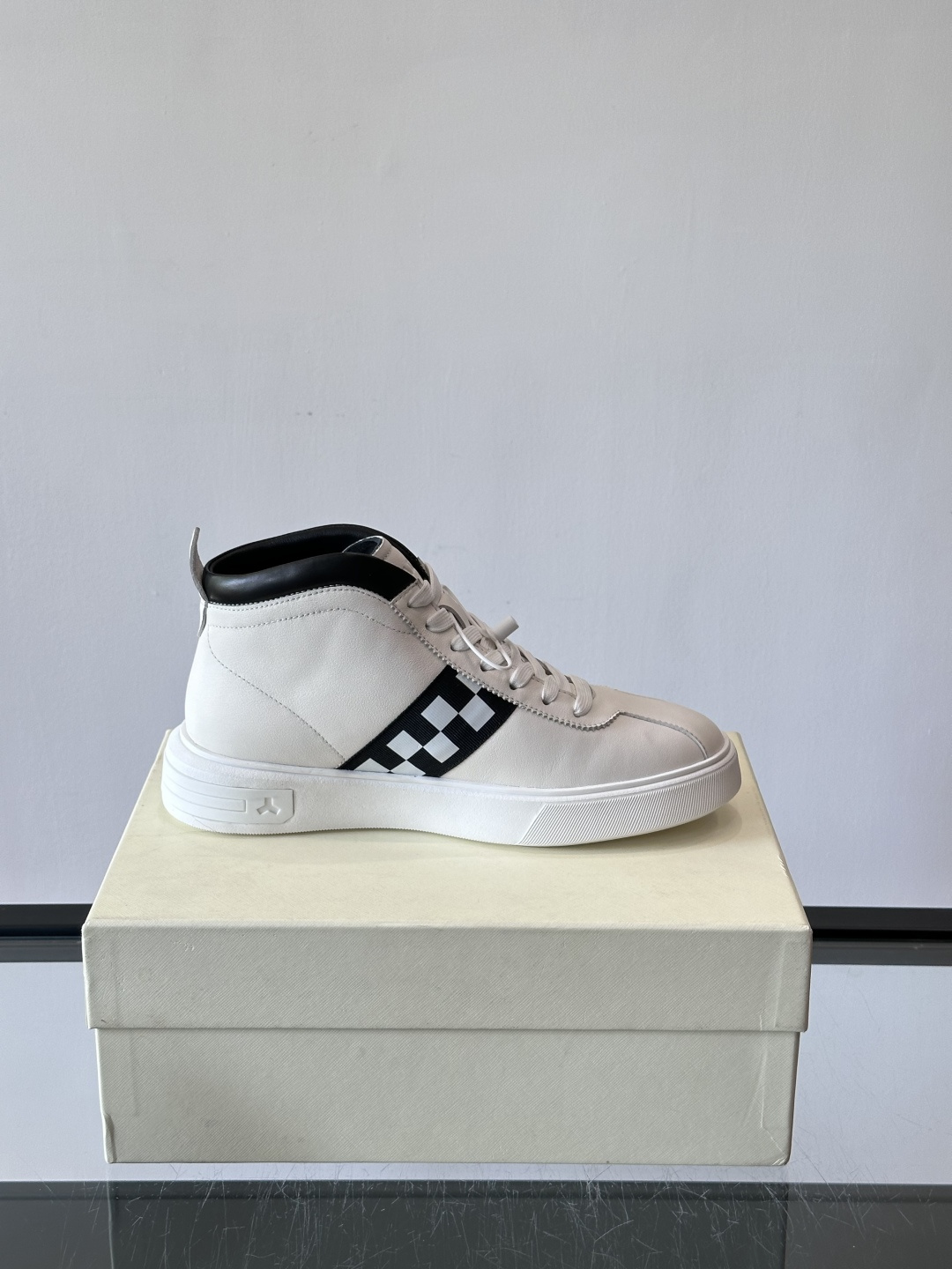 Bally Vagabondage系列男士高帮运动鞋，牛皮革鞋面，侧面黑色菱格纹+logo，辨识度超高。