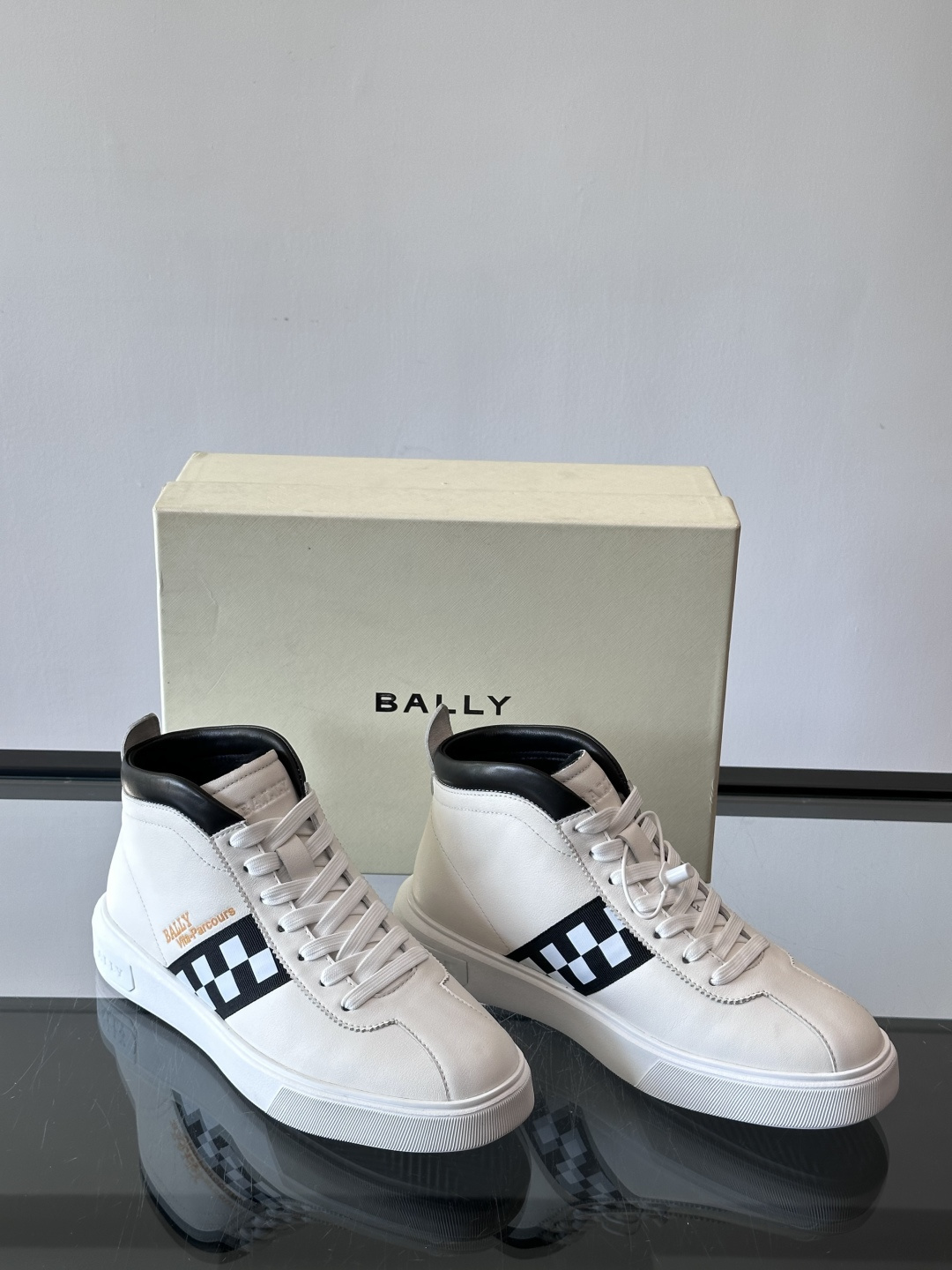 Bally Vagabondage系列男士高帮运动鞋，牛皮革鞋面，侧面黑色菱格纹+logo，辨识度超高。