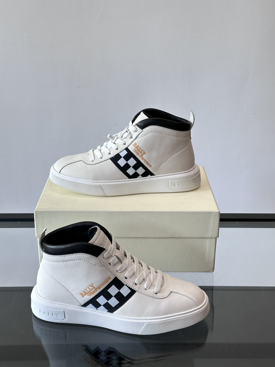 Bally Vagabondage系列男士高帮运动鞋，牛皮革鞋面，侧面黑色菱格纹+logo，辨识度超高。