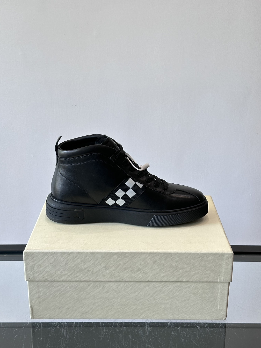 Bally Vagabondage系列男士高帮运动鞋，牛皮革鞋面，侧面黑色菱格纹+logo，辨识度超高。