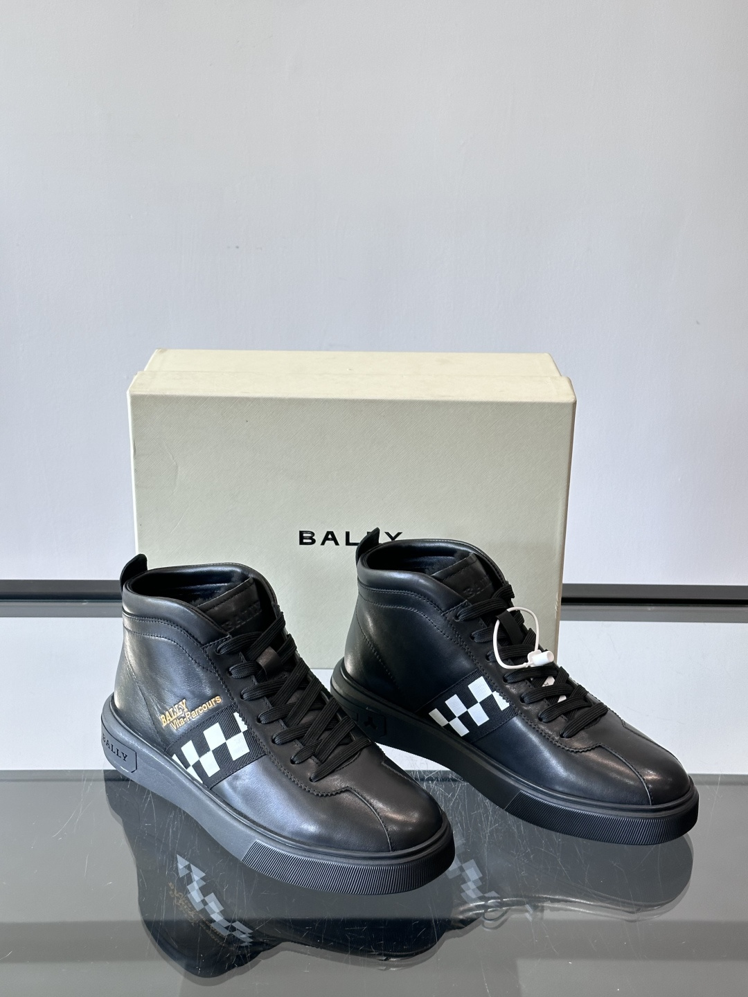 Bally Vagabondage系列男士高帮运动鞋，牛皮革鞋面，侧面黑色菱格纹+logo，辨识度超高。