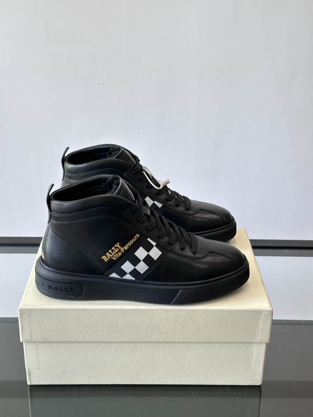 Bally Vagabondage系列男士高帮运动鞋，牛皮革鞋面，侧面黑色菱格纹+logo，辨识度超高。