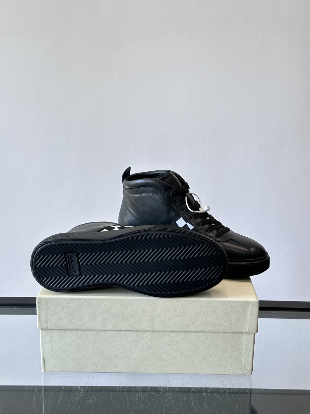 Bally Vagabondage系列男士高帮运动鞋，牛皮革鞋面，侧面黑色菱格纹+logo，辨识度超高。