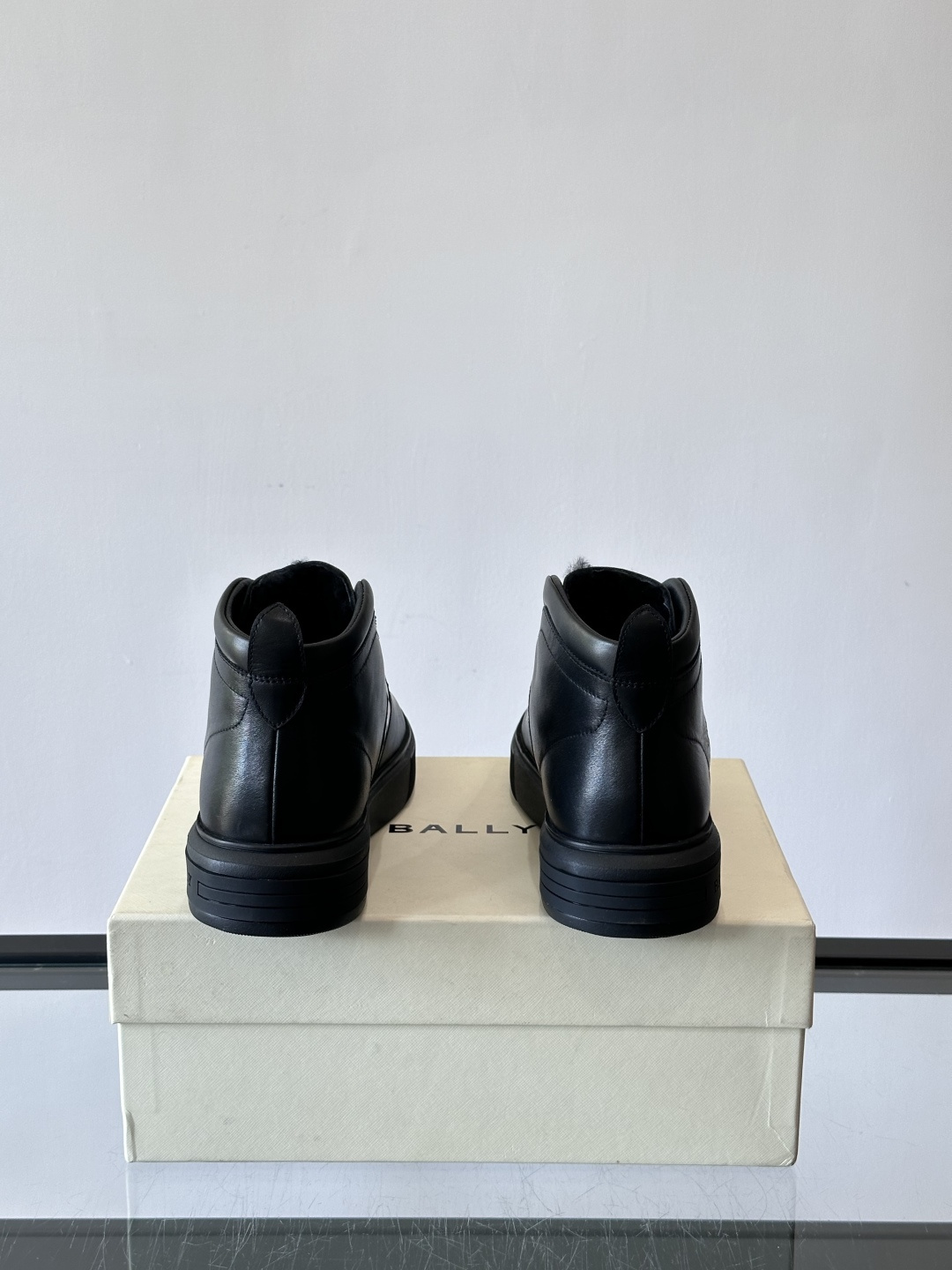 Bally Vagabondage系列男士高帮运动鞋，牛皮革鞋面，侧面黑色菱格纹+logo，辨识度超高。