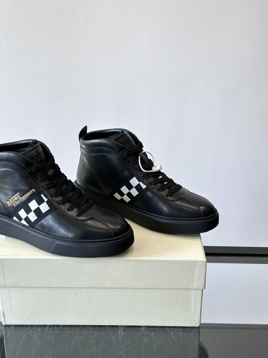 Bally Vagabondage系列男士高帮运动鞋，牛皮革鞋面，侧面黑色菱格纹+logo，辨识度超高。