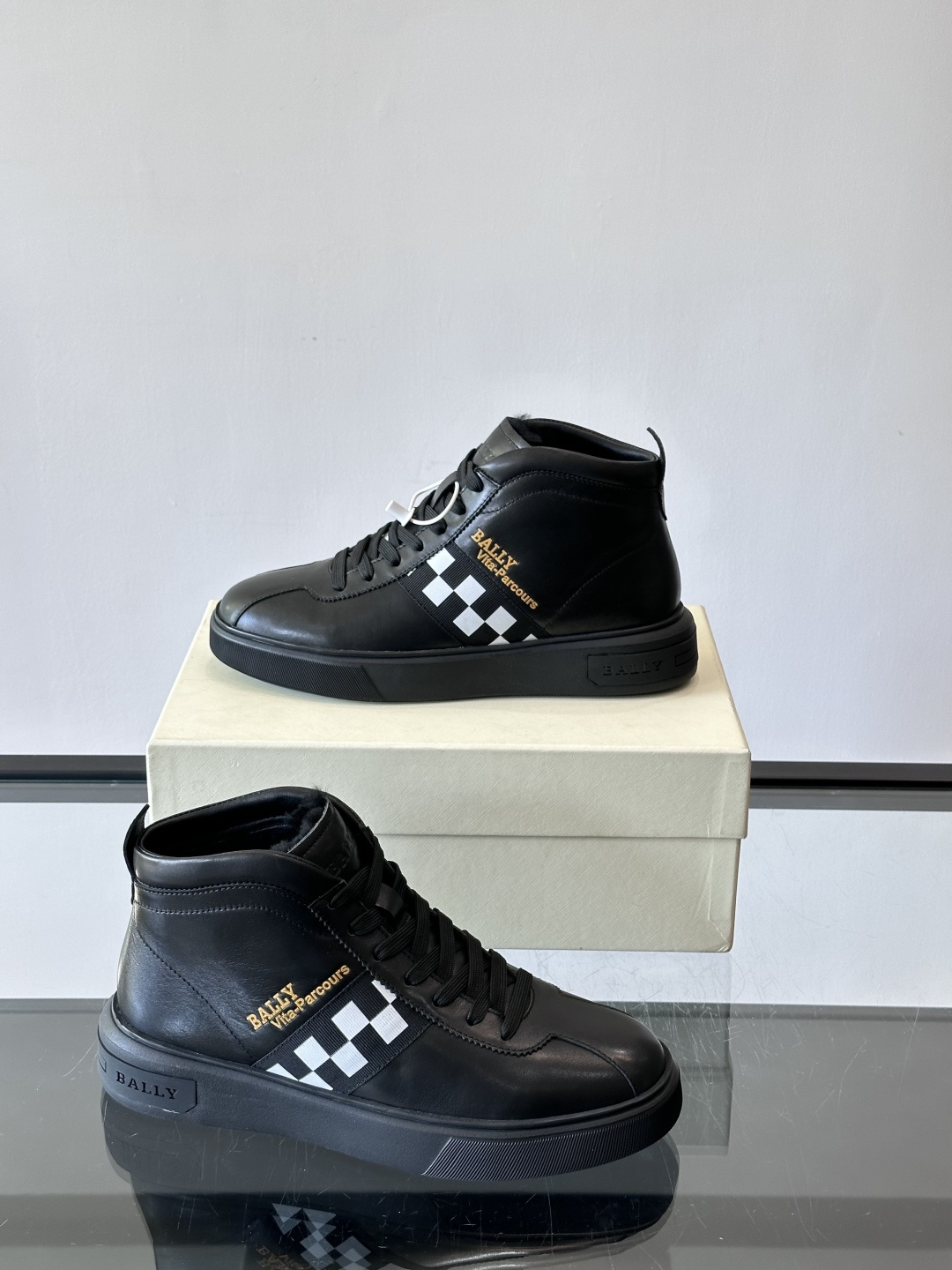 Bally Vagabondage系列男士高帮运动鞋，牛皮革鞋面，侧面黑色菱格纹+logo，辨识度超高。