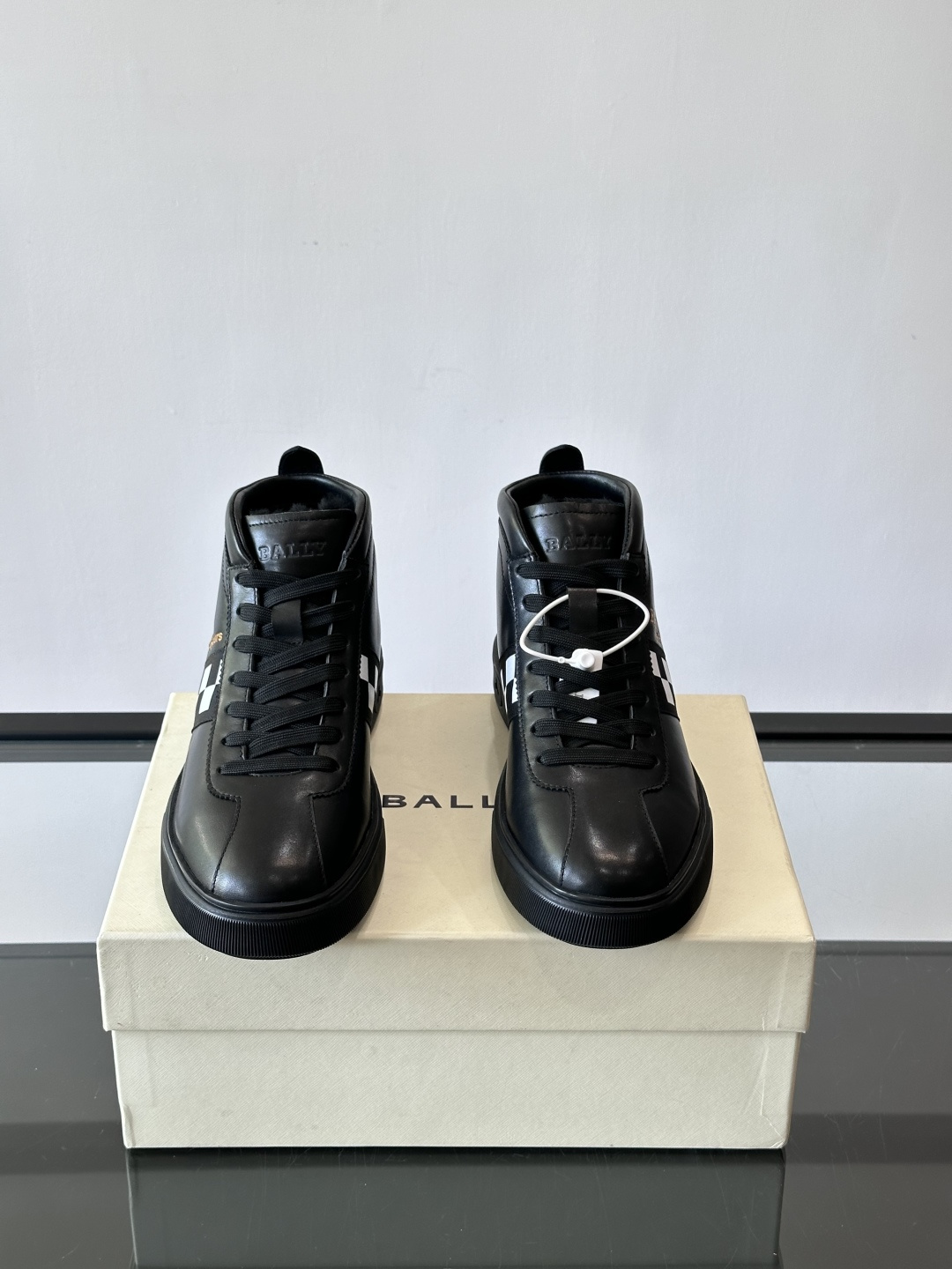 Bally Vagabondage系列男士高帮运动鞋，牛皮革鞋面，侧面黑色菱格纹+logo，辨识度超高。