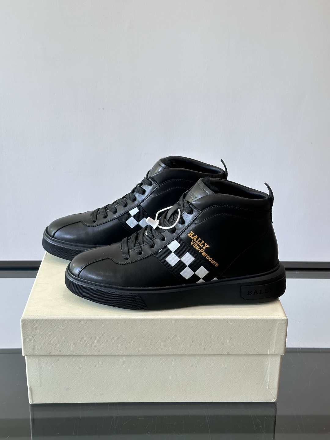 Bally Vagabondage系列男士高帮运动鞋，牛皮革鞋面，侧面黑色菱格纹+logo，辨识度超高。
