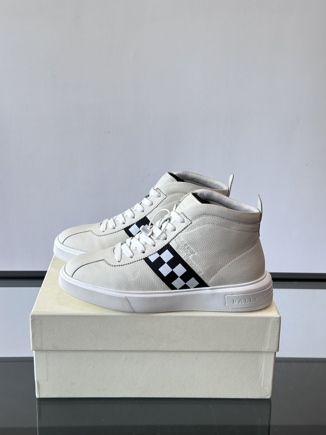 Bally Vagabondage系列男士高帮运动鞋，牛皮革鞋面，侧面黑色菱格纹+logo，辨识度超高。